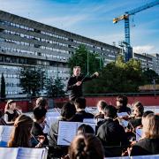 Sinfonisches Freiluftkonzert an einem sozialen Brennpunkt in Rom: Christian Kewitsch dirigiert das A-Orchester des Christianeums.