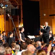 Abschiedskonzert: Christian Kewitsch dirigiert ein letztes Mal das A-Orchester des Hamburger Gymnasiums Christianeum.