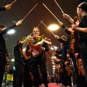 Bewegender Abschied: Das A-Orchester bildet ein Spalier für Christian Kewitsch.