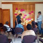 Workshop in Kenia zur Planung eines Projektes: Starkmacher Impact3 arbeitet weltweit im globalen Süden.