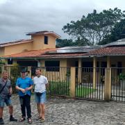 Ein Projekt von Starkmacher Impact3 in Recife: Mathias Kaps (v.l.), Dr. Markus Gomer und Frank Jungmann vor dem Wohnhaus mit Solarzellen.