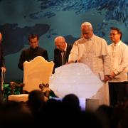 20.000 Jahre alt: Ein Eisblock aus Grönland wird bei der Konferenz "Raising Hope" von Papst Leo XIV. gesegnet.