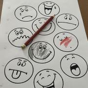 Gefühle im Bild ausdrücken: Emanuela Chiapparini erklärt die Bedeutung des Spiels für geflüchtete Kinder.