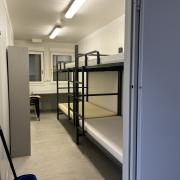 Blick in ein Zimmer für Familien in der temporären Container-Unterkunft Tiefenau für 600 ukrainische Schutzsuchende.