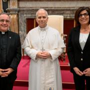 Papst Leo XIV. mit Margaret Karram und Roberto Almada.