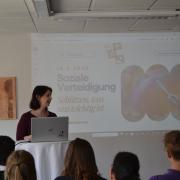 Dialogwochenende in Innsbruck: Lucia Hämmerle vom Internationalen Versöhnungsbund aus Wien sprach über „Soziale Verteidigung – Schützen, was uns wichtig ist“ .