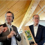 "Tonadico - Stadt des Paktes": Gerhard Proß (r.) nahm den Preis als Erster entgegen.