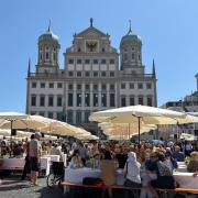 Die große Friedenstafel vor dem Augsburger Rathaus.