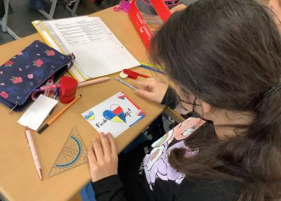 Sch&uuml;lerin schreibt Postkarte an Putin.