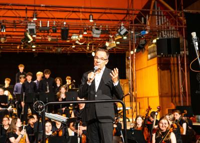 Abschiedskonzert: Christian Kewitsch dirigiert ein letztes Mal das A-Orchester des Hamburger Gymnasiums Christianeum. Abschiedskonzert: Christian Kewitsch dirigiert ein letztes Mal das A-Orchester des Hamburger Gymnasiums Christianeum.