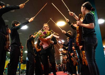 Abschiedskonzert, Christian Kewitsch, Sinfonieorchester, Schulorchester, Hamburg Bewegender Abschied: Das A-Orchester bildet ein Spalier für Christian Kewitsch.