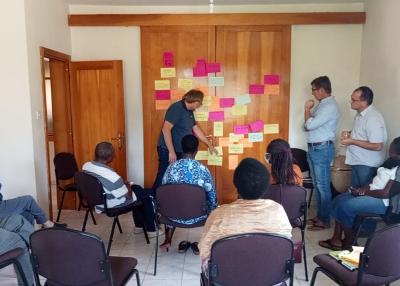 Workshop in Kenia zur Planung eines Projektes: Starkmacher Impact3 arbeitet weltweit im globalen Süden.
