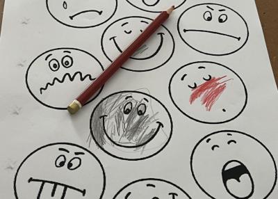 Gefühle im Bild ausdrücken: Emanuela Chiapparini erklärt die Bedeutung des Spiels für geflüchtete Kinder.