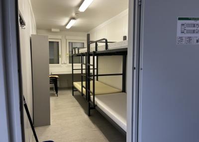 Blick in ein Zimmer für Familien in der temporären Container-Unterkunft Tiefenau für 600 ukrainische Schutzsuchende.