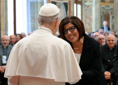 Ein persönlicher Gruß: Margaret Karram, wiedergewählte Präsidentin der Fokolar-Bewegung, mit Papst Leo XIV.
