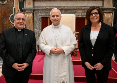 Papst Leo XIV. mit Margaret Karram und Roberto Almada.