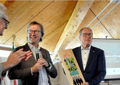 "Tonadico - Stadt des Paktes": Gerhard Proß (r.) nahm den Preis als Erster entgegen.