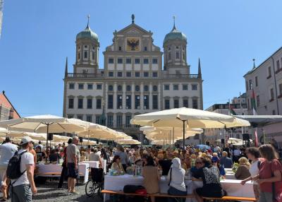 Die große Friedenstafel vor dem Augsburger Rathaus.