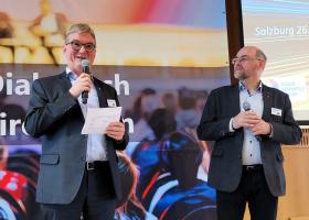 zwei Priester auf Bühne