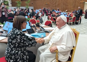 Margaret und Papst Franziskus bei der Synode 2024