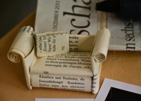 Ein Miniatursofa aus Papier