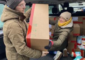 Kleinbus beladen - Engagiert mit Herz