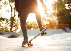 Symbolbild navi4life - Jugendlicher macht Tricks mit dem Skateboard