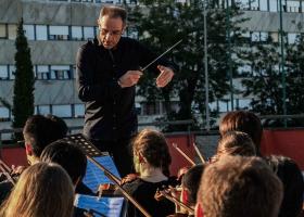 Sinfonisches Freiluftkonzert an einem sozialen Brennpunkt in Rom: Christian Kewitsch dirigiert das A-Orchester des Christianeums.