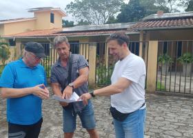 Solarzellen für ein Wohnhaus in Recife: Mathias Kaps (v.l.), Dr. Markus Gomer und Frank Jungmann von Starkmacher Impact3.