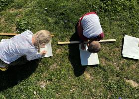 Spielen gegen die Ohnmacht: Emanuela Chiapparini erklärt im Interview die Bedeutung des Spielens für geflüchtete Kinder.