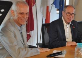 Erster Preisträger der Auszeichnung "Tonadico - Stadt des Paktes" ist Gerhard Proß (r.).
