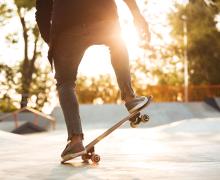 Symbolbild navi4life - Jugendlicher macht Tricks mit dem Skateboard