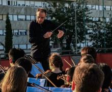 Sinfonisches Freiluftkonzert an einem sozialen Brennpunkt in Rom: Christian Kewitsch dirigiert das A-Orchester des Christianeums.