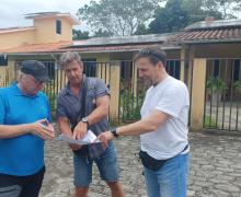 Solarzellen für ein Wohnhaus in Recife: Mathias Kaps (v.l.), Dr. Markus Gomer und Frank Jungmann von Starkmacher Impact3.