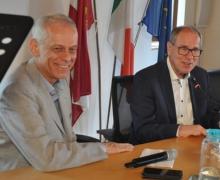 Erster Preisträger der Auszeichnung "Tonadico - Stadt des Paktes" ist Gerhard Proß (r.).
