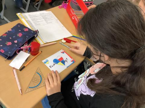Schülerin schreibt Postkarte an Putin.