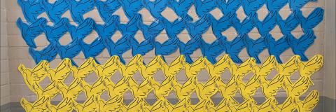 blaue und gelbe Friedenstauben aus Papier