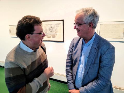 zwei Priester im Gespräch