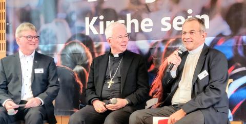 drei Priester auf der Bühne