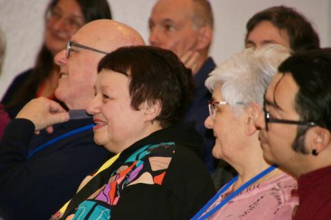 Tiefe und leichte Atmosphäre im Saal