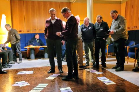 Priester bei einer Gruppenarbeit