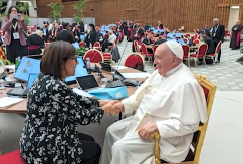 Margaret und Papst Franziskus bei der Synode 2024