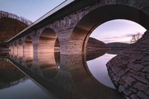 Brücke mit Pfeilern über einen Fluss