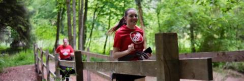 Junge Erwachsene beim Lauf