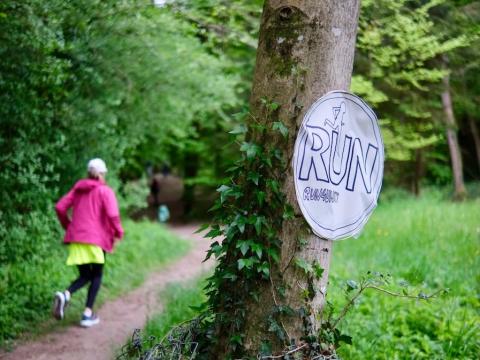 Schild am Baum