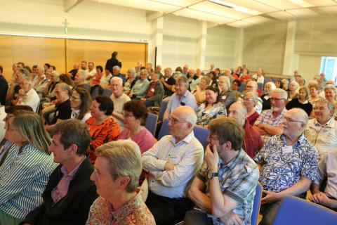 Ein neuer Blick auf das Thema Dialog - das Publikum ist sehr aufmerksam.