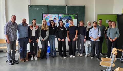 Meinolf Wacker mit dem navi4life-Team und Lehrkräften der Anne-Frank-Gesamtschule Dortmund