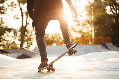 Symbolbild navi4life - Jugendlicher macht Tricks mit dem Skateboard
