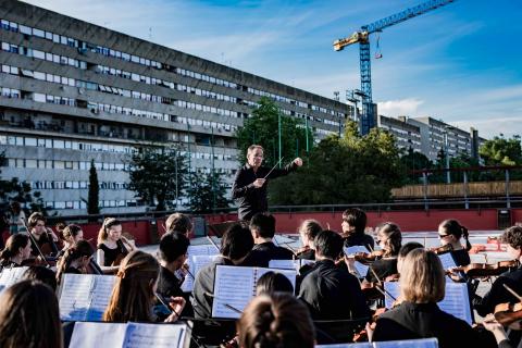 Sinfonisches Freiluftkonzert an einem sozialen Brennpunkt in Rom: Christian Kewitsch dirigiert das A-Orchester des Christianeums.