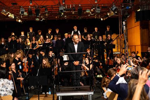 Abschiedskonzert: Christian Kewitsch dirigiert ein letztes Mal das A-Orchester des Hamburger Gymnasiums Christianeum.